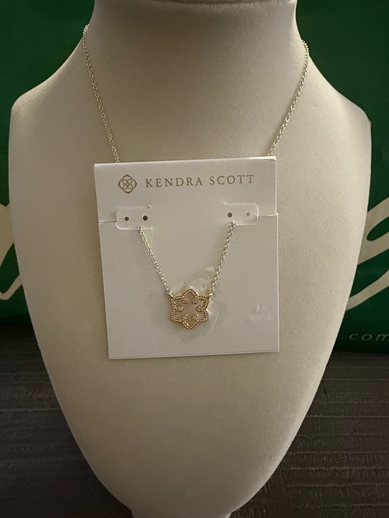 Kendra Scott Jewelry - Snowflake Gold Pendant Necklace